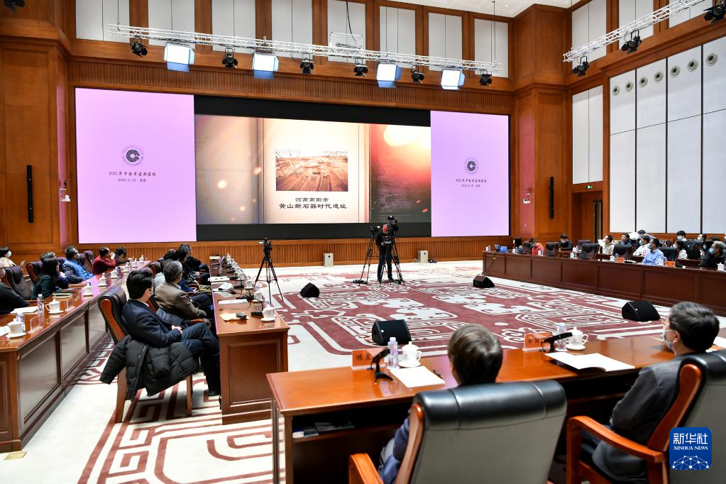 3月18日，在“中國社會科學(xué)院考古學(xué)論壇·2021年中國考古新發(fā)現(xiàn)”上，參會人員觀看宣傳視頻。