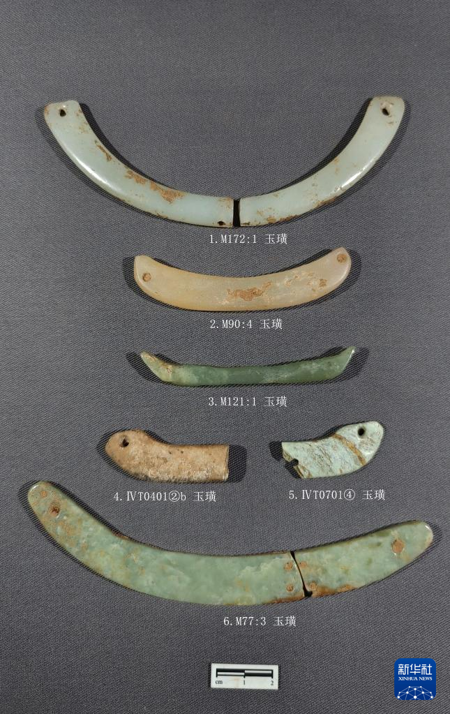 河南南陽市黃山新石器時代遺址出土的屈家?guī)X文化玉璜（資料圖）。