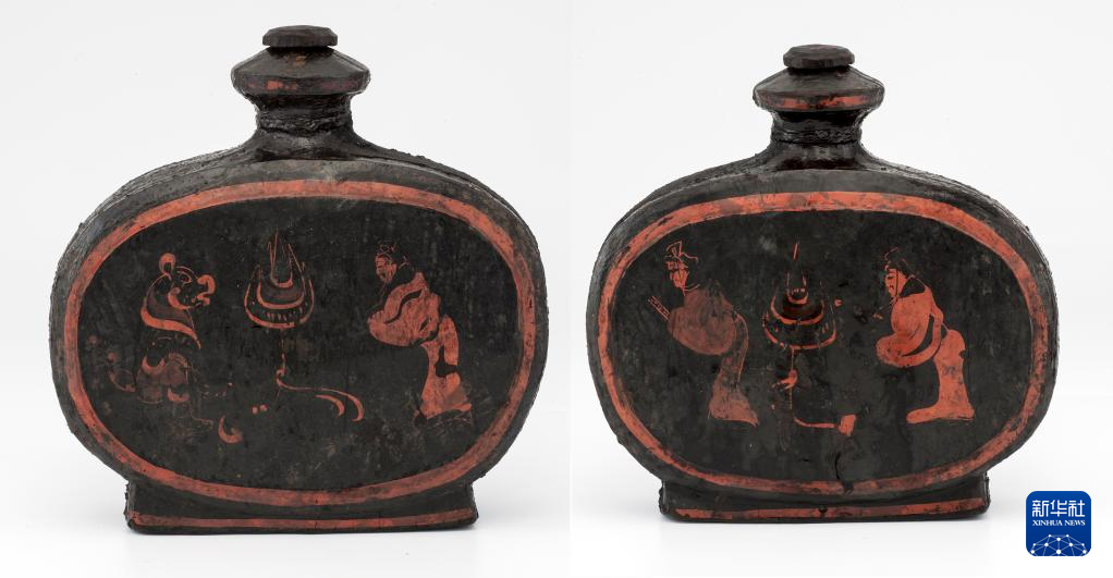 湖北云夢縣鄭家湖戰(zhàn)國秦漢墓地出土扁壺（資料圖）。
