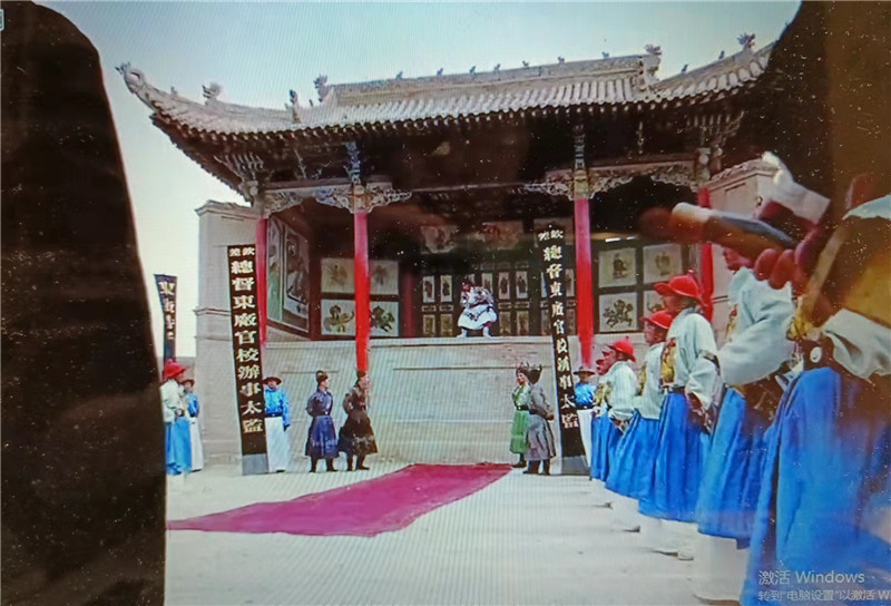 電影《新龍門(mén)客?！菲^之關(guān)城清代戲臺(tái)特寫(xiě)