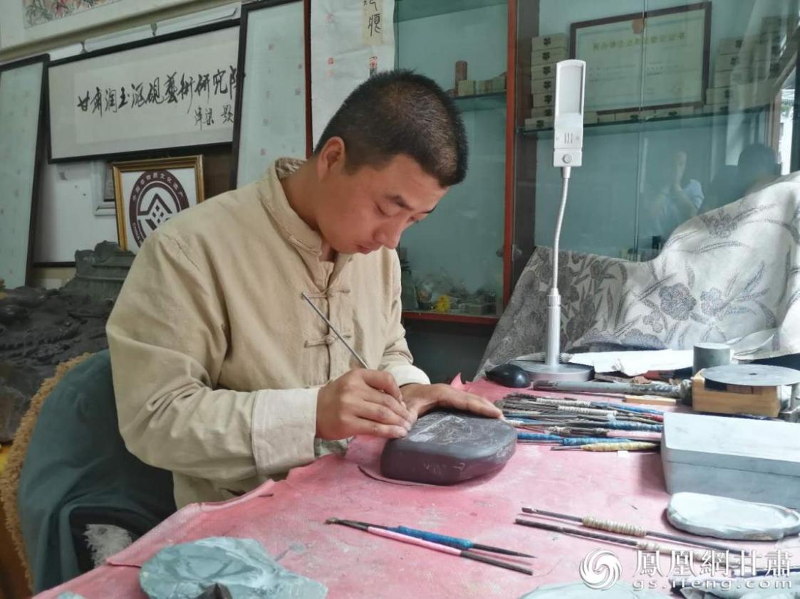 洮硯制作技藝第六代傳人、國(guó)家藝術(shù)基金資助青年藝術(shù)家、正高級(jí)洮硯雕刻藝術(shù)師李江平十年如一日專注于洮硯制作 圖源自網(wǎng)絡(luò)