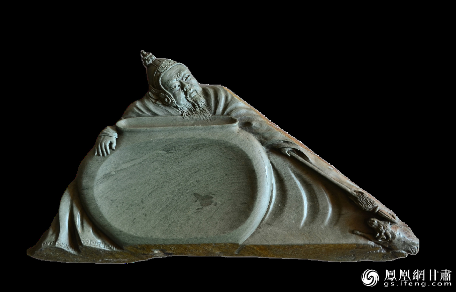 《醉臥沙場(chǎng)君莫笑》硯使王翰《涼州詞》中“醉臥沙場(chǎng)君莫笑，古來(lái)征戰(zhàn)幾人回？”的意境躍然硯臺(tái)之上。資料圖