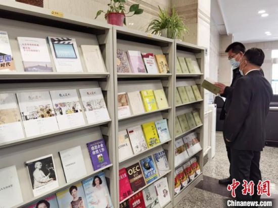 圖為國網(wǎng)甘肅電力黨校的職工書架?！⌒煅?攝