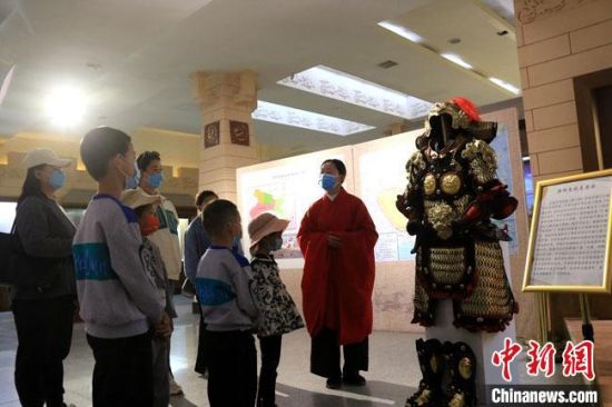 該“唐朝明光鎧”吸引游人圍觀，盡顯中國古代工匠獨(dú)特設(shè)計和傳統(tǒng)甲胄文化的魅力?！垥粤?攝