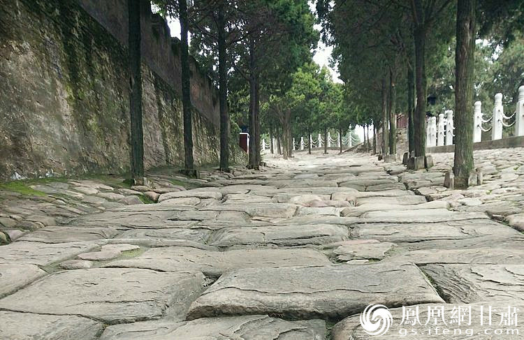 司馬遷祠的山崗下面有一段司馬古道，石條為北宋時鋪設，歷經(jīng)800余年的雨水沖刷、風化、人走車碾，石條上的車轍印是這里曾經(jīng)繁華的歷史見證，又好像昭示太史公一生的坎坷與悲壯。楊文遠 攝