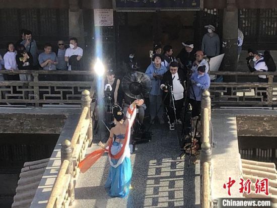 圖為5月以來，“奧大粒”直播現(xiàn)場(chǎng)引游客圍觀。　敦煌市委宣傳部供圖