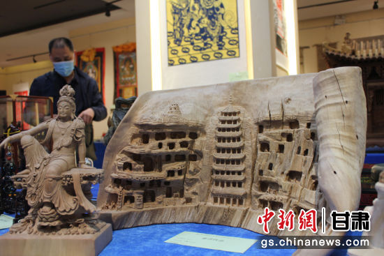 連日來，甘肅省工藝美術(shù)行業(yè)評審認定工作會議在蘭州舉行。圖為以敦煌莫高窟為題材的木雕作品《守護》。徐雪 攝