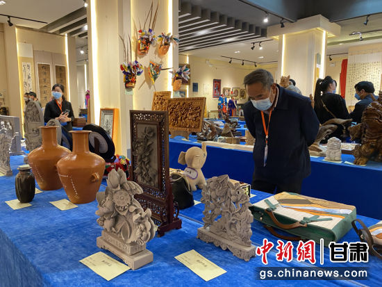 來自全省的近800件作品進入專家評審環(huán)節(jié)，作品涵蓋雕塑雕刻、漆器、工藝花畫等多個類別。徐雪 攝