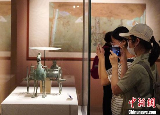 圖為參觀者參觀“大道攸歸：五涼文化展”展陳文物?！【琶赖┰?攝