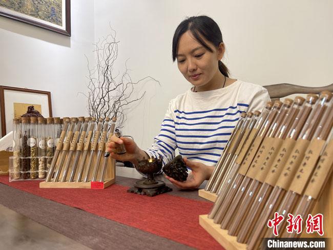 圖為魯雯展示燃香禮儀?！「攥?攝