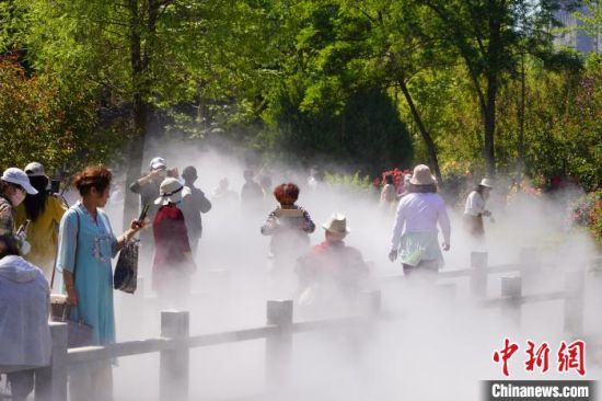 蘭州市寓言故事園化身“瑤池”仙境美景，吸引不少市民前來觀賞、拍照。　九美旦增 攝