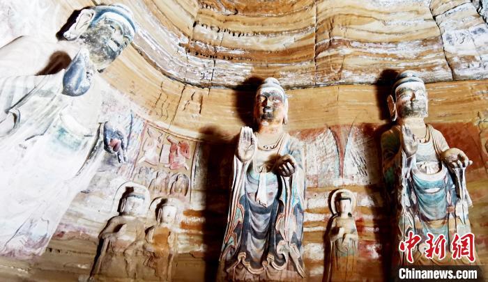 北石窟寺窟內(nèi)造像因受水顯得斑駁。　艾慶龍 攝