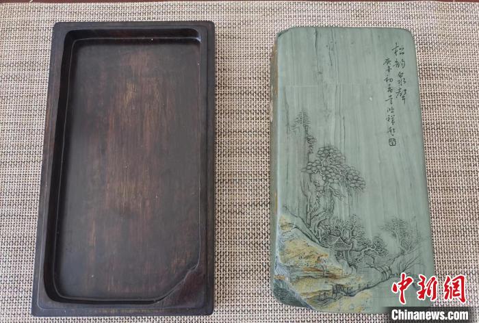 圖為甘肅甘南州洮硯藝人為提升洮硯文化內(nèi)涵，制作“一盒一拓”成品展示。(資料圖) 張婧 攝