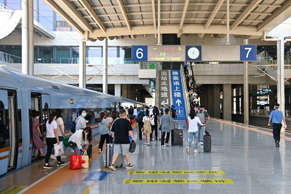 暑運大幕開啟。蘭州鐵路局供圖