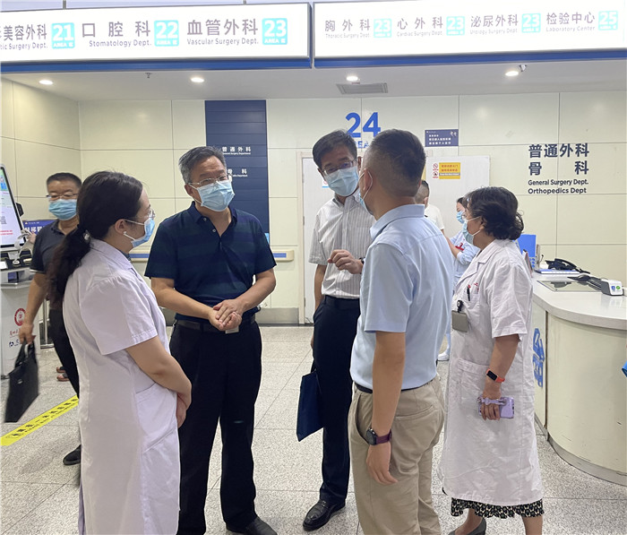 7月12日，甘肅省紀委監(jiān)委派駐省衛(wèi)健委紀檢監(jiān)察組紀檢監(jiān)察干部在蘭大二院門診開展疫情防控監(jiān)督檢查。魏雪 攝.jpg