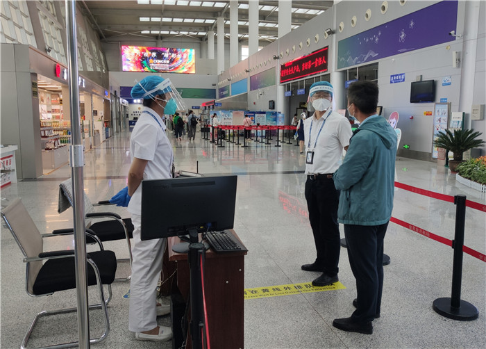 7月15日，金昌市金川區(qū)紀委監(jiān)委駐區(qū)委政法委紀檢監(jiān)察組在金昌機場監(jiān)督檢查疫情防控措施落實情況。王曉梅攝.jpg