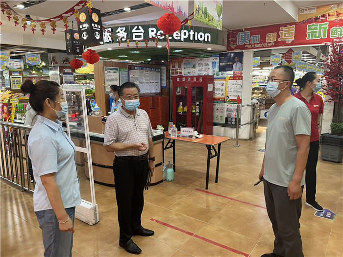 7月15日，酒泉市玉門市疫情防控督查組在隴商聯(lián)華超市監(jiān)督檢查疫情防控措施落實情況。 .jpg