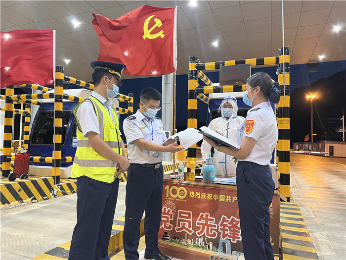 7月16日，甘肅省公航旅渭武高速運營公司紀檢監(jiān)察干部深入宕昌西收費站督查疫情防控措施落實情況。陳強 攝.jpg