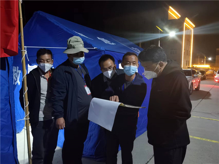 7月19日，甘南州瑪曲縣紀委監(jiān)委督查組在德吉小區(qū)卡點督導疫情防控工作。仲海濤 攝.jpg