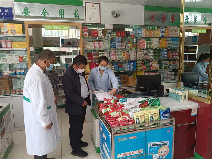 甘南州合作市紀委監(jiān)委第一督查組在合作市世紀大藥房進行督查檢查。.jpg
