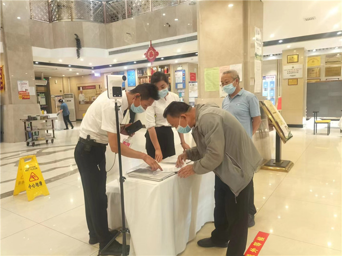金昌市金川區(qū)紀委監(jiān)委駐區(qū)人大機關紀檢監(jiān)察組在花城錦都大酒店監(jiān)督檢查疫情防控工作。王文海 攝 .jpg