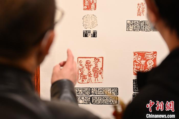 圖為甘肅蘭州，參展作品吸引參觀者。 中新社記者 李亞龍 攝