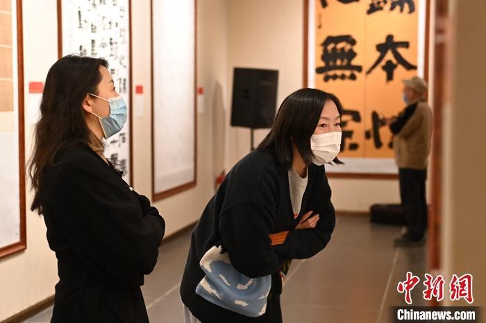 圖為甘肅蘭州，參展書法作品吸引參觀者。 中新社記者 李亞龍 攝