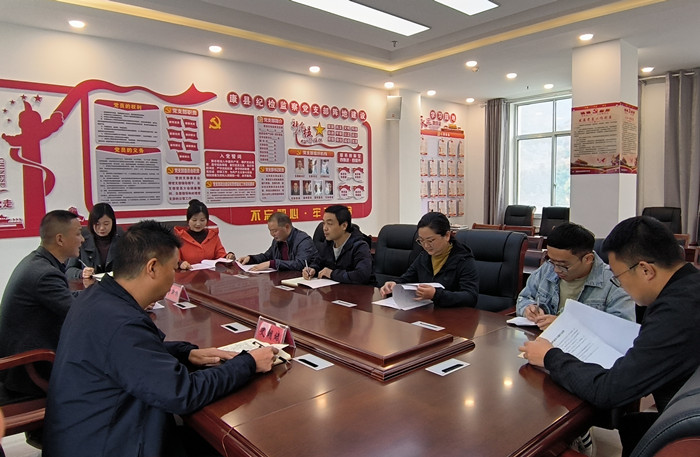 10月19日，康縣紀(jì)委監(jiān)委組織部分班子成員，辦公室、信訪室、案管室、審理室、紀(jì)檢監(jiān)察室等相關(guān)工作人員開展黨的二十大報(bào)告專題討論。.jpg
