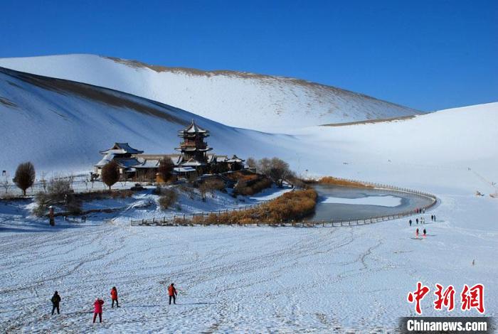 敦煌市鳴沙山月牙泉雪景如畫。(資料圖) 張曉亮 　攝