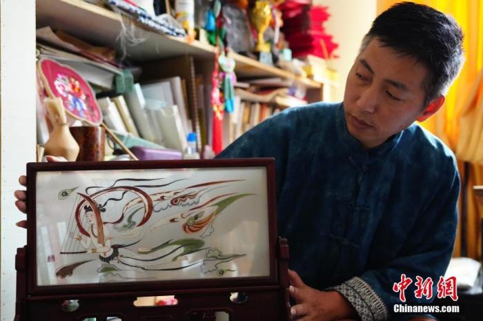 圖為劉云帆展示敦煌元素的刺繡作品。 中新社發(fā) 謝秉錫 攝