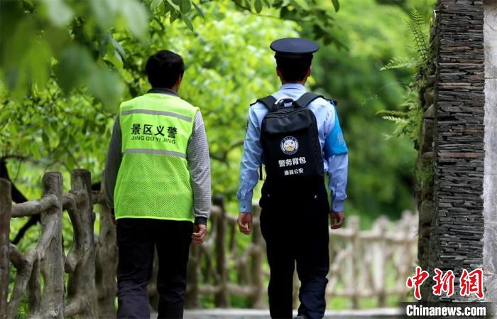 圖為民警背警務(wù)小包在轄區(qū)景區(qū)開展工作。(資料圖) 甘肅省公安廳供圖