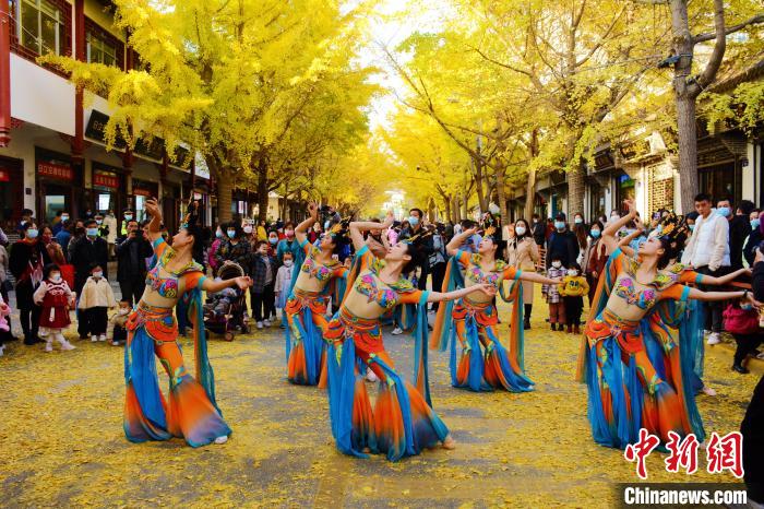 圖為秦州區(qū)文旅局組織的舞蹈隊帶來的舞蹈《絲路》?！∏刂輩^(qū)委宣布供圖