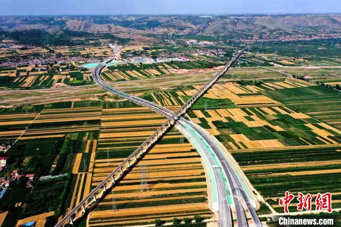 圖為甘肅境內(nèi)的高速公路。(資料圖) 甘肅省交通運輸廳供圖