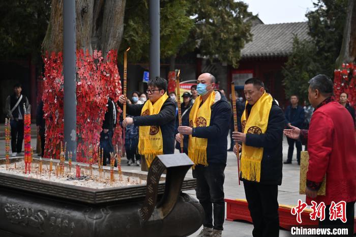 在甘肅天水市伏羲廟內(nèi)，參祭者雙手持香，祭拜人文始祖伏羲。　李亞龍 攝