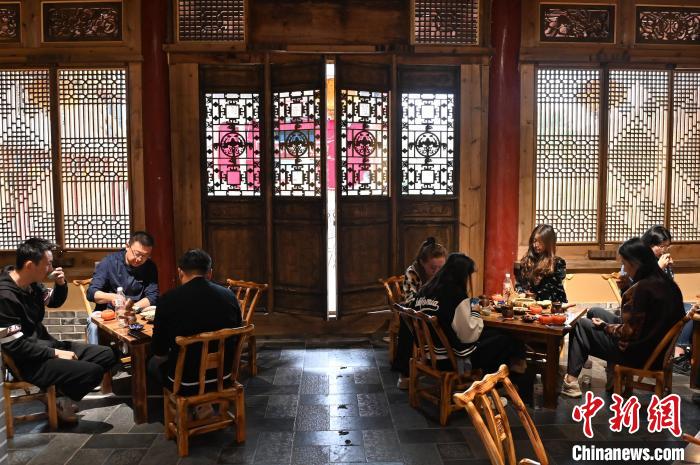 圖為甘肅天水市秦州區(qū)平南鎮(zhèn)蘇灣村民俗莊園內(nèi)的“圍爐煮茶”網(wǎng)紅打卡點(diǎn)。(資料圖) 李亞龍 攝