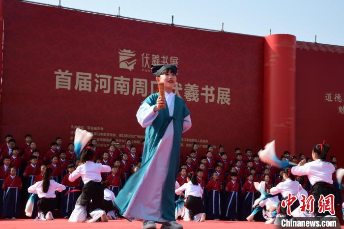圖為學(xué)生們在開幕式上誦讀經(jīng)典?！×赫赵?攝