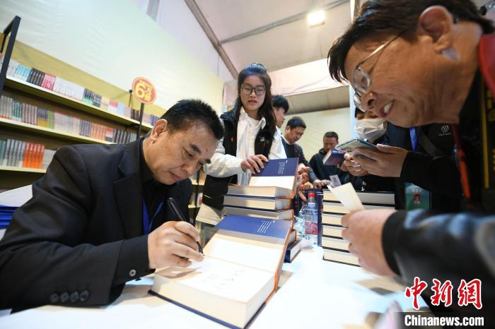圖為作家王躍文現(xiàn)場簽名售書?！×赫赵?攝