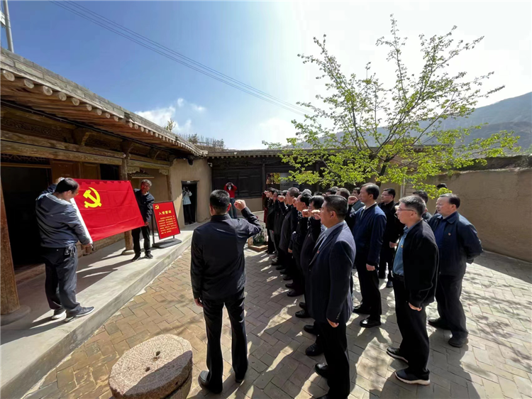 圖為臨夏州紀(jì)委監(jiān)委組織黨員干部在東鄉(xiāng)縣布塄溝黨史教育基地開展革命教育活動(dòng)，賡續(xù)紅色血脈、汲取奮進(jìn)力量、激發(fā)干事熱情。.png