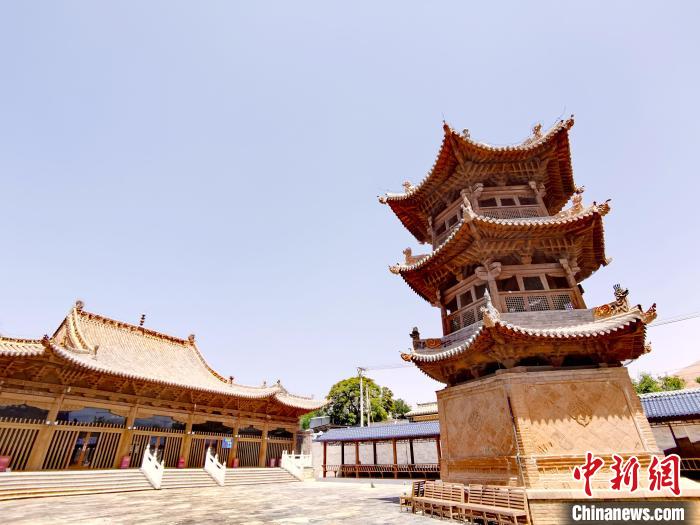 圖為阿河灘清真寺局部?！?zhí)砀?攝