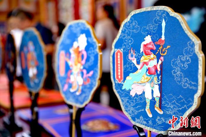 圖為唐卡延伸產(chǎn)品。　薛蒂 攝