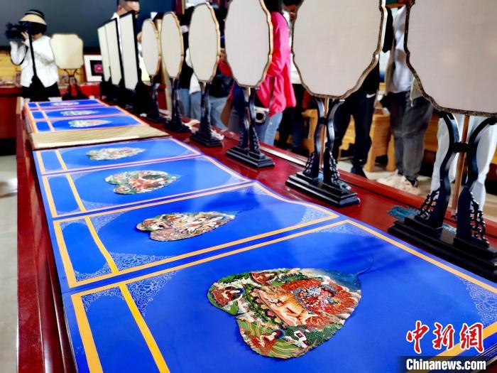 圖為唐卡延伸產(chǎn)品?！?zhí)砀?攝