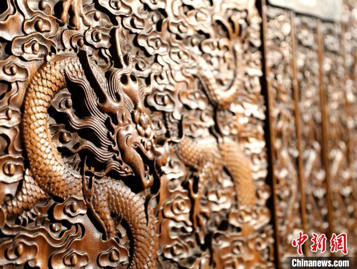 圖為青海永錄民俗博物館內(nèi)珍藏的中式家具細(xì)節(jié)展示?！⊙Φ?攝