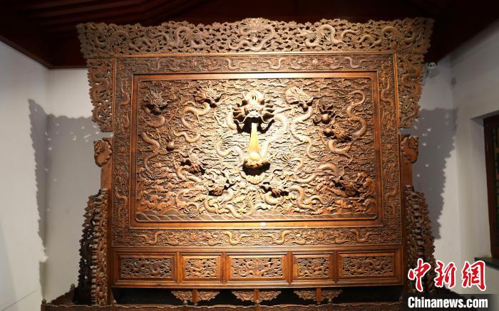 圖為青海永錄民俗博物館內(nèi)珍藏的中式家具?！⊙Φ?攝
