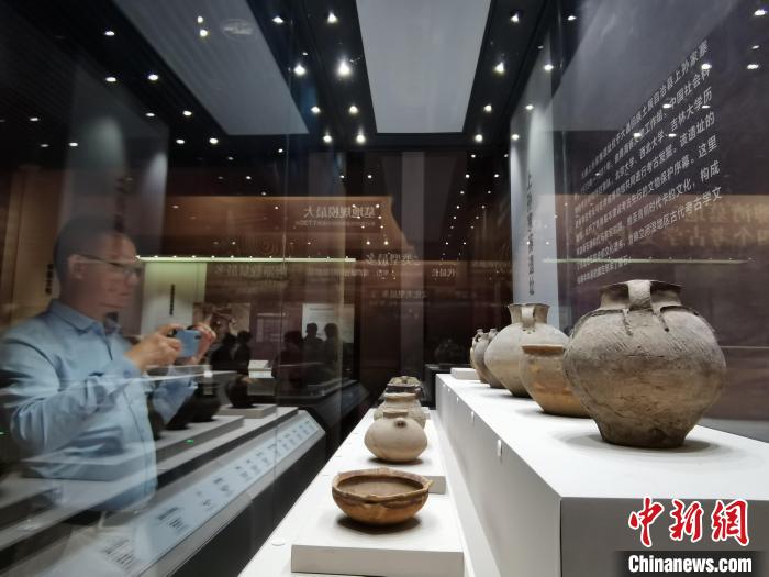 圖為河湟文化博物館展陳的陶器?！?zhí)砀?攝