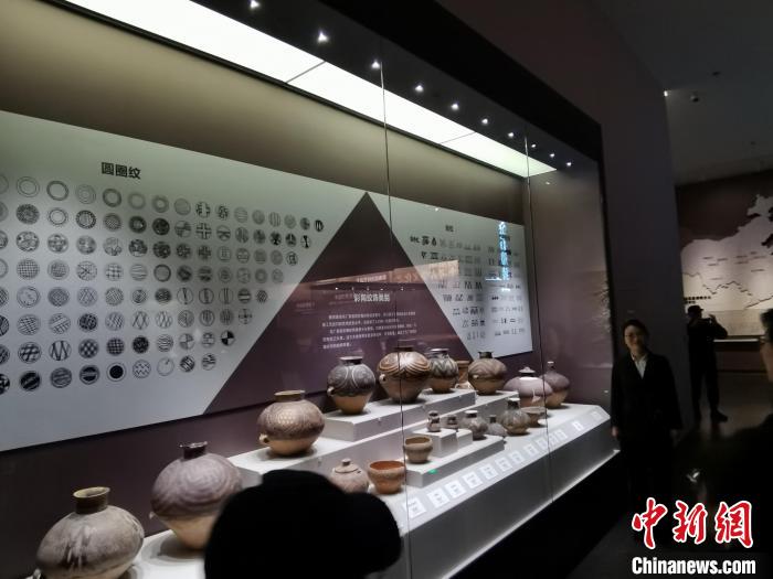 圖為河湟文化博物館展示的當(dāng)?shù)爻鐾敛侍盏募y飾類別?！?zhí)砀?攝