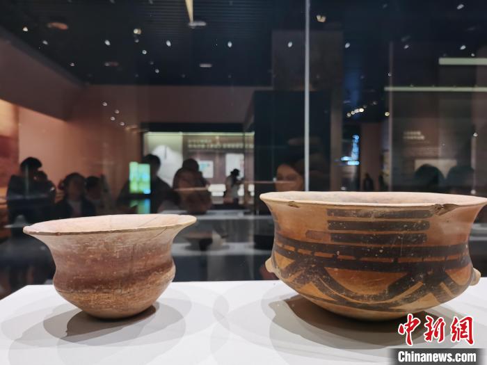 圖為河湟文化博物館展陳的陶器?！?zhí)砀?攝