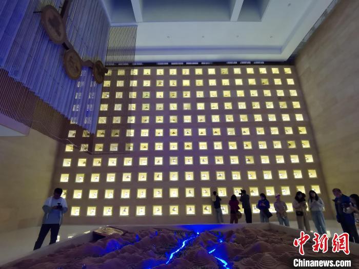 圖為河湟文化博物館序廳的左右彩陶墻放置的374件彩陶?！?zhí)砀?攝