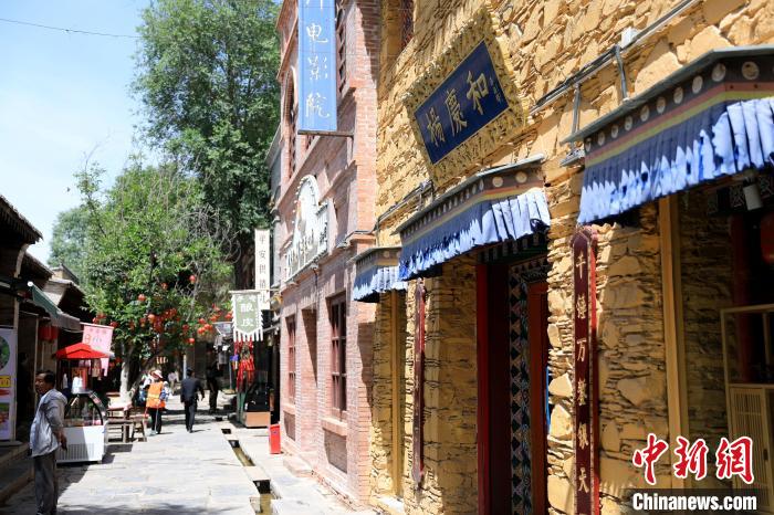 圖為平安驛·河湟民俗文化體驗(yàn)地的門店。　薛蒂 攝