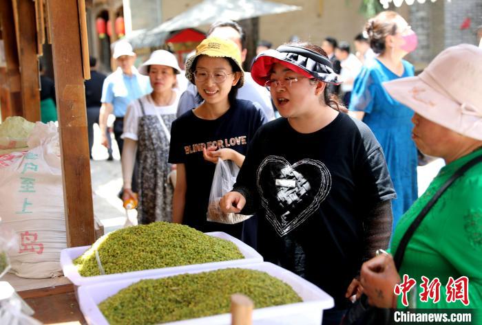圖為民眾購買青海特色小吃?！⊙Φ?攝