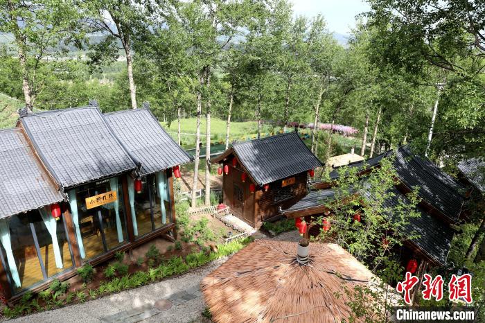 圖為景區(qū)內(nèi)依山而建的民宿?！⊙Φ?攝
